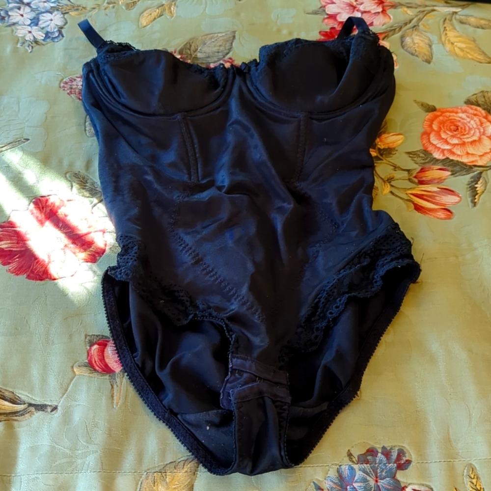Flexees set in black and white 38B 1 piece strapless convertible bra